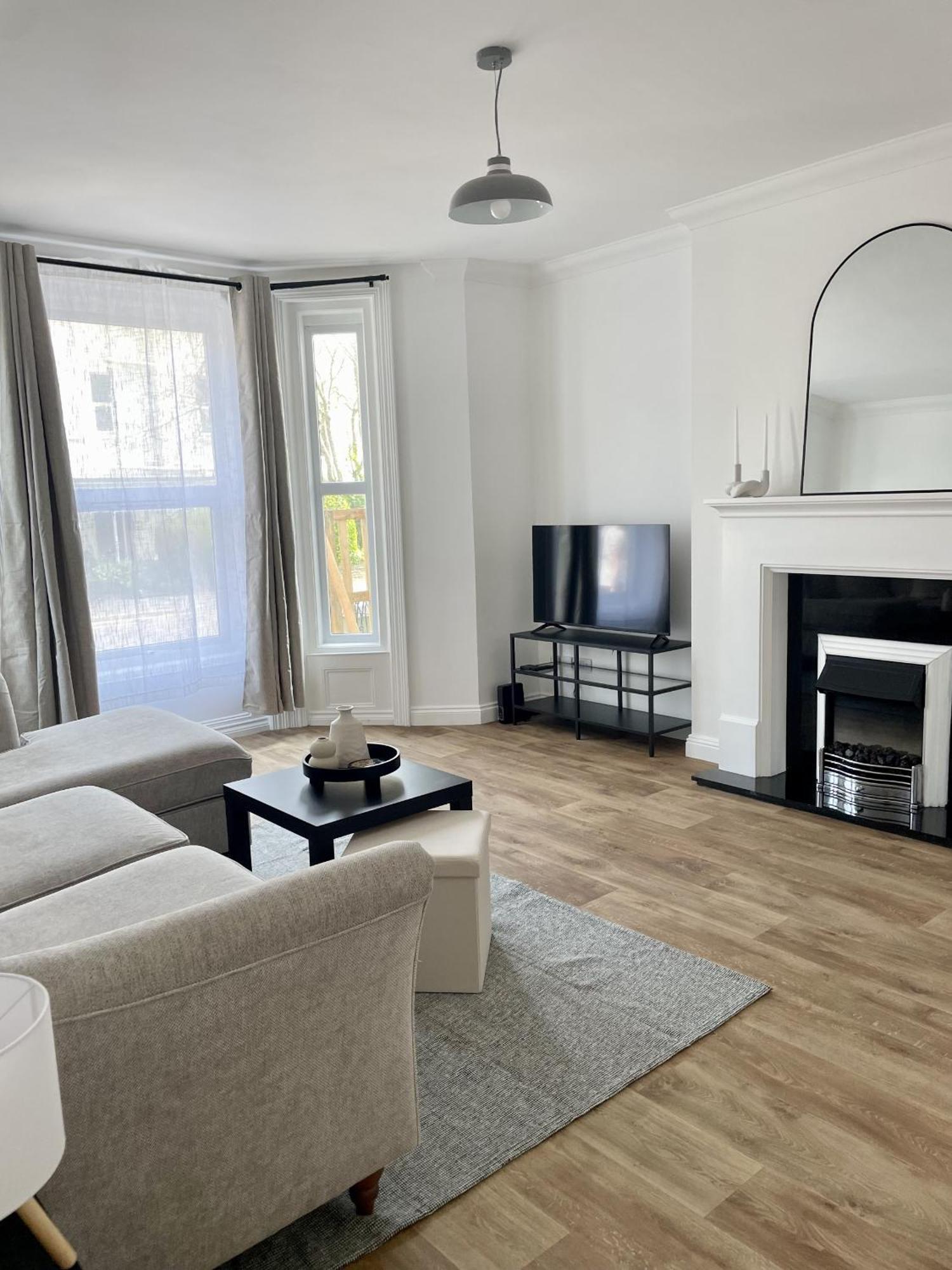 New Apartment In Town Centre Борнмът Екстериор снимка